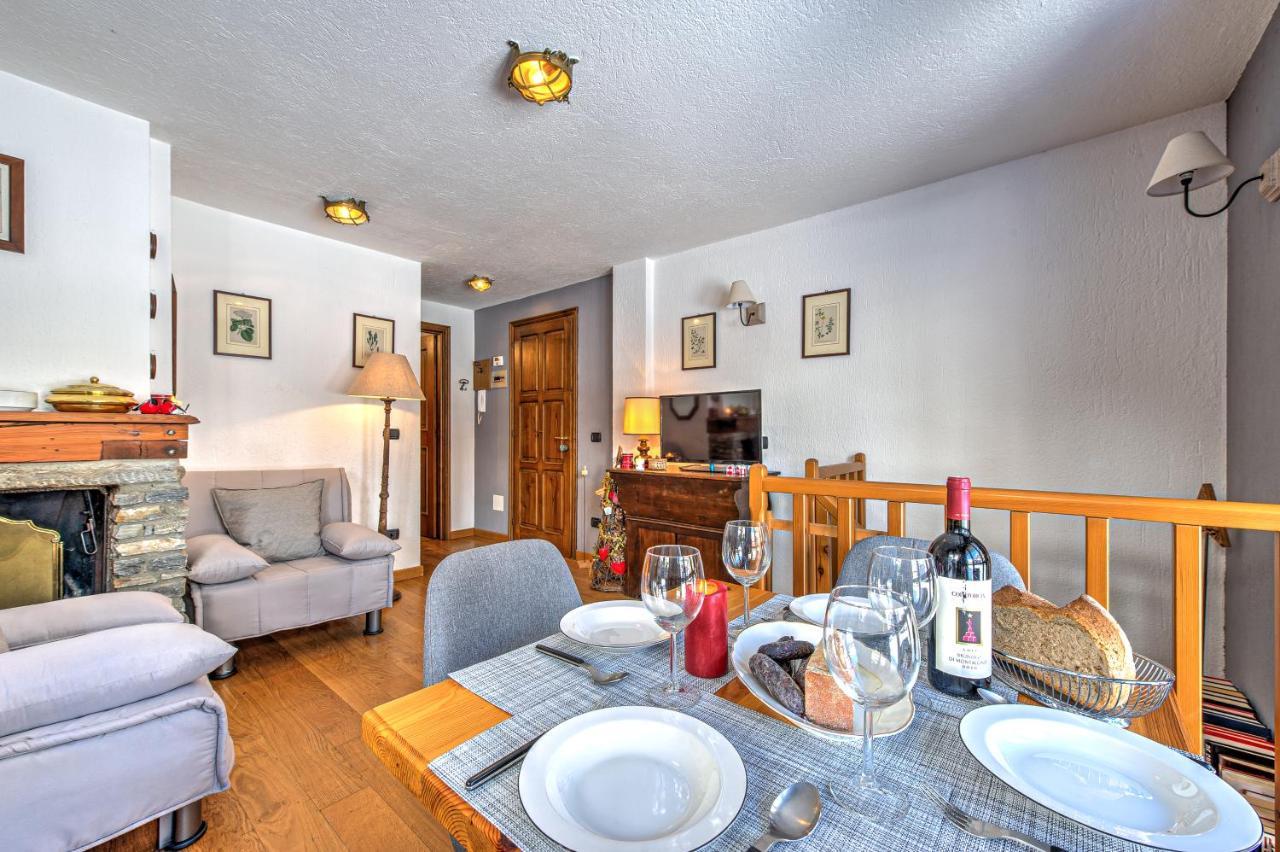 クールマイユールCasa Julie - Accogliente Rifugio Nella Quiete - Cour 0157アパートメント エクステリア 写真
